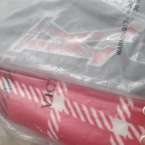 VICTORIA'S ❤️❤️SECRET PINK CHRISTMAS PLAID TOTE AND BLANKET💚❤️💚 - Picture 8 of 8